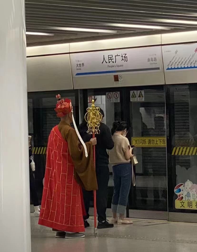 人民广场曲阜路大世界PapesSouare门灯闪烁请勿上下车