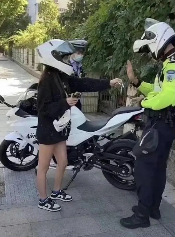 『有时候交警也挺无奈』