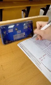 老师：你们要多向那位同学学习，上课勤做笔记