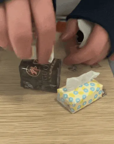 这小纸巾还没满月就出来上班了