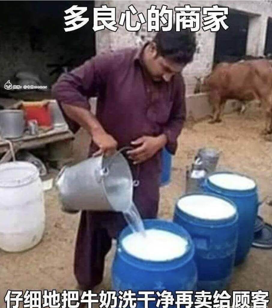 多良心的商家仔细地把牛奶更卖给顾客