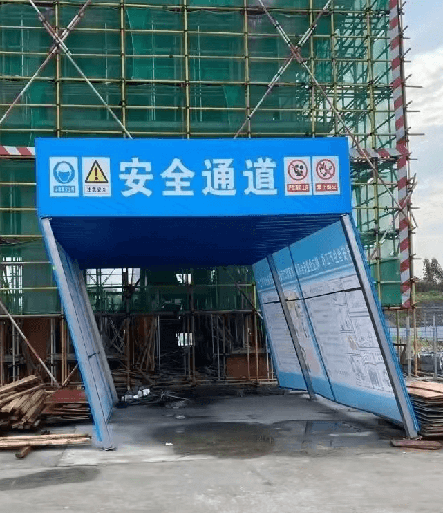 安全通道注意安全禁止爆火