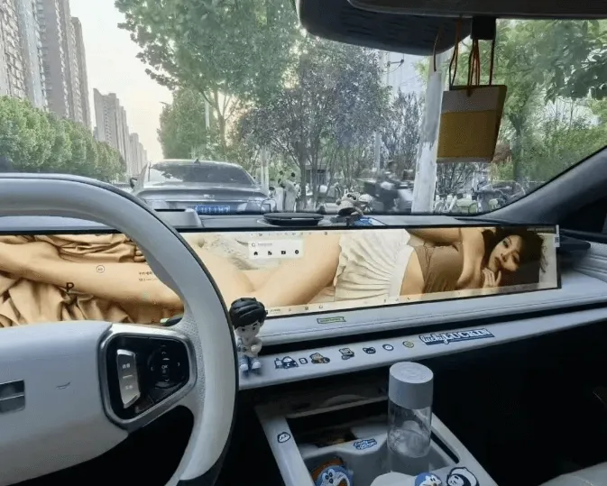中控屏上躺着个美女，还有心思开车吗？