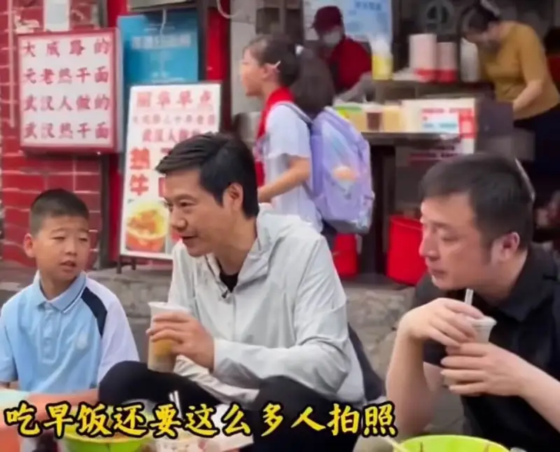 大成摩托元老热干面实为汉人做的武汉热干面吃早饭还要这么多人拍
