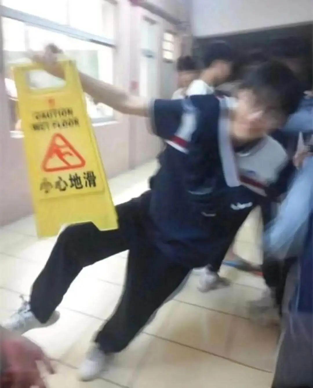 CAUTION小心地滑