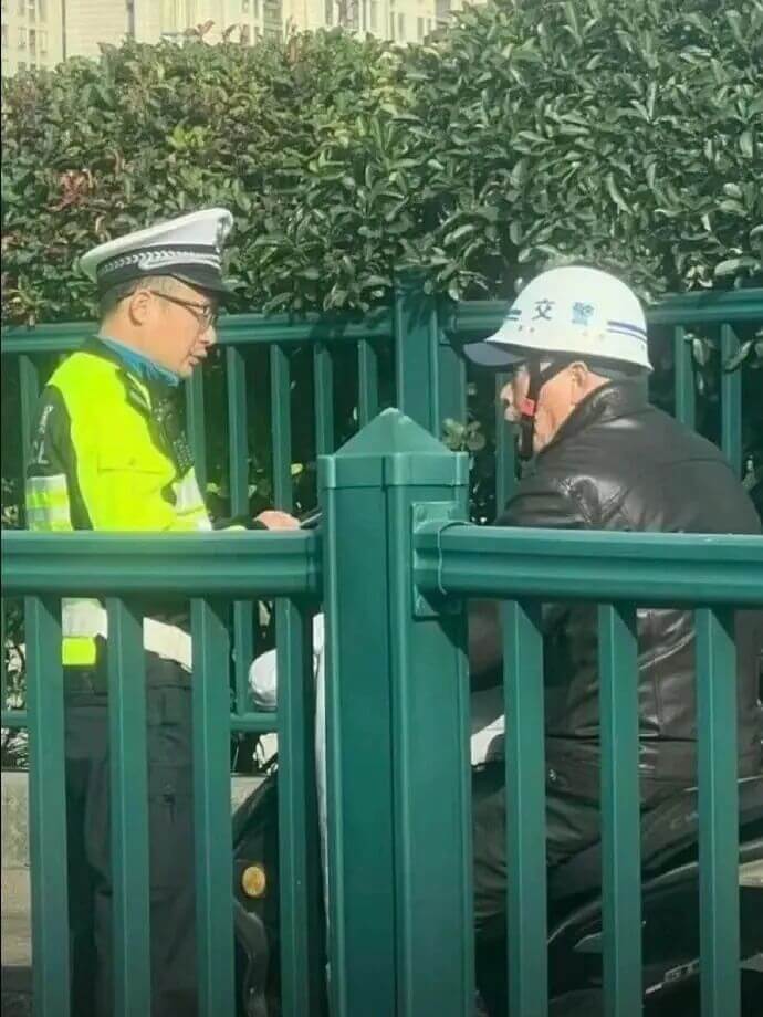 交警