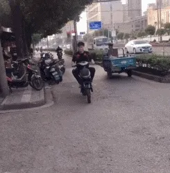 电动车：主人你先下车，我办点事就回来。