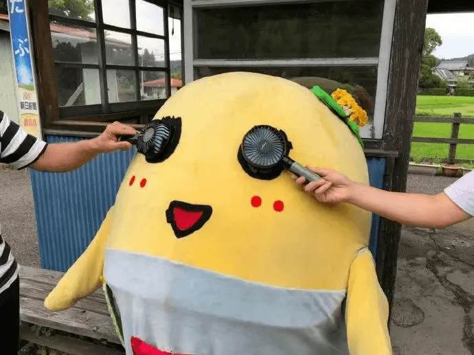 原来玩偶服里的人夏天是这样降温的