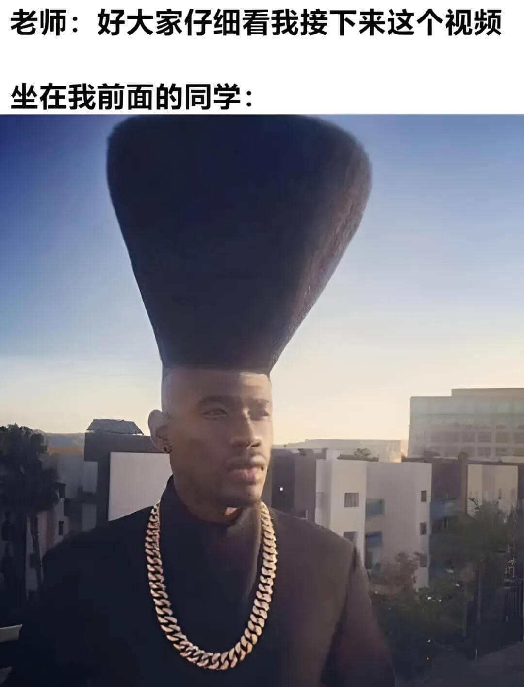 老师：好，大家仔细看我接下来这个视频。坐在我前面的同学：