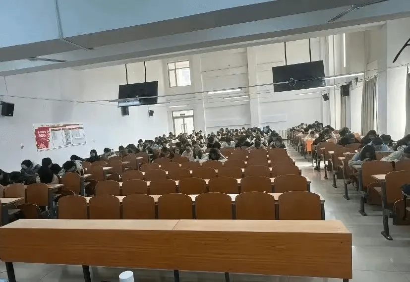 大学生上课坐座位现状