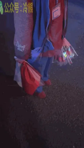 高情商：没带美女不敢问低情商：一看就是光棍，浪费我口水