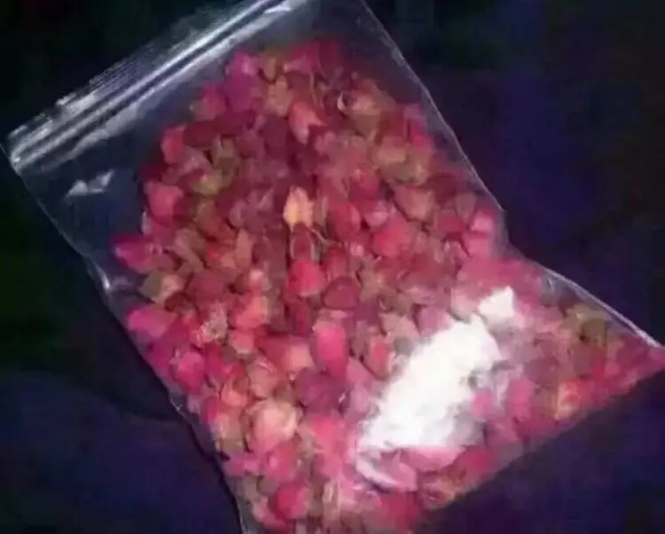 明天就是情人节了，我准备了999朵玫瑰，水晶鞋，钻戒~