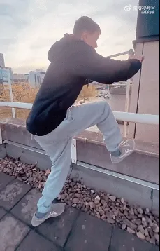 拿裤子换的。